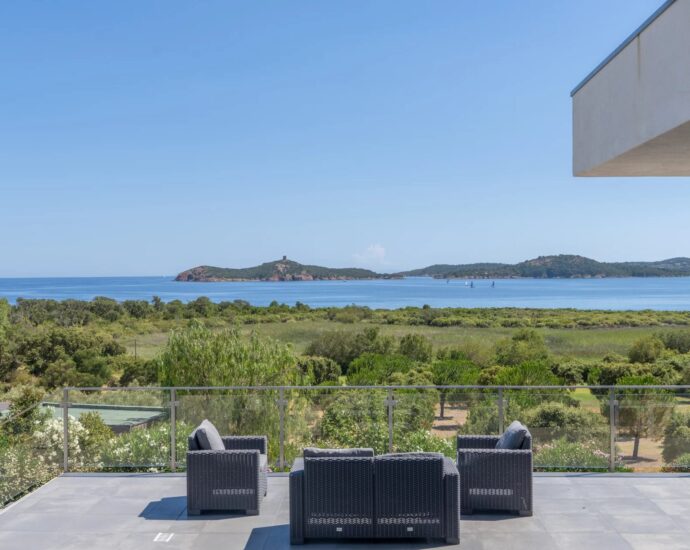 Pinarello, Villa vue mer panoramique, 4 chambres, piscine à débordement, plage à pied