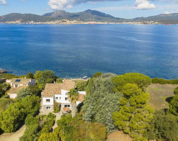 Porticcio, Rive Sud d&rsquo;Ajaccio, Villa pied dans l&rsquo;eau, 5 Chambres, vue mer panoramique, accès plage à pied