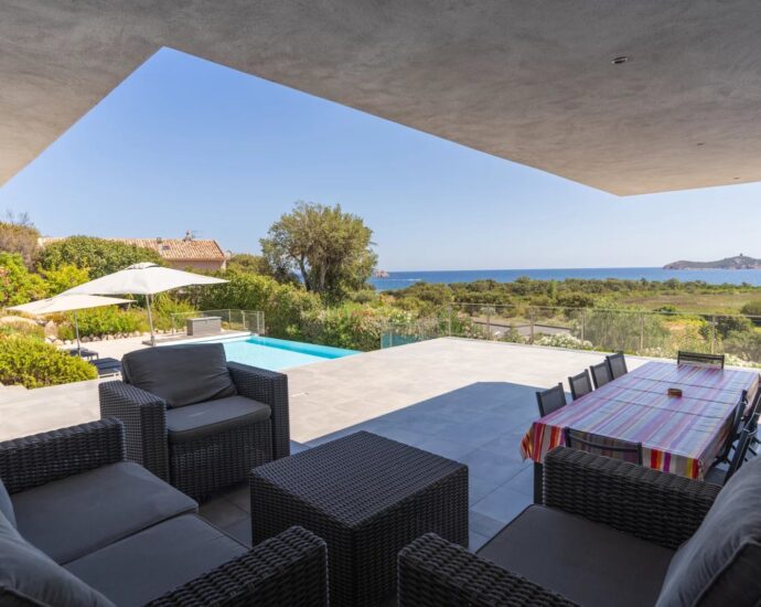 Pinarello, Villa vue mer panoramique, 4 chambres, piscine à débordement, plage à pied