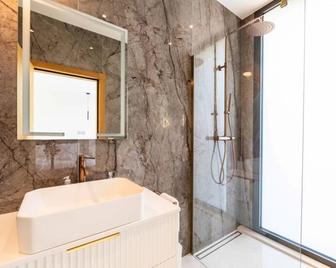 Exclusivité, Caramontino, Domaine privé d&rsquo;Arinella, Villa 6 chambres, piscine, jacuzzi, vue montagnes, plage à pied