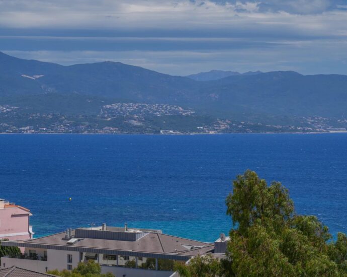 Exclusivité, Ajaccio, Quartier du Trottel, Appartement vue mer, 3 chambres, terrasses, plage à pied