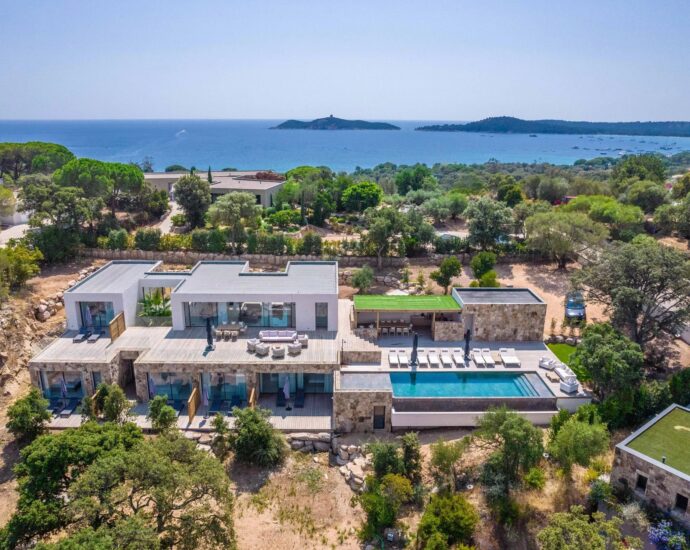 Exclusivité, Caramontino, Domaine privé d&rsquo;Arinella, Villa 6 chambres, piscine, jacuzzi, vue montagnes, plage à pied