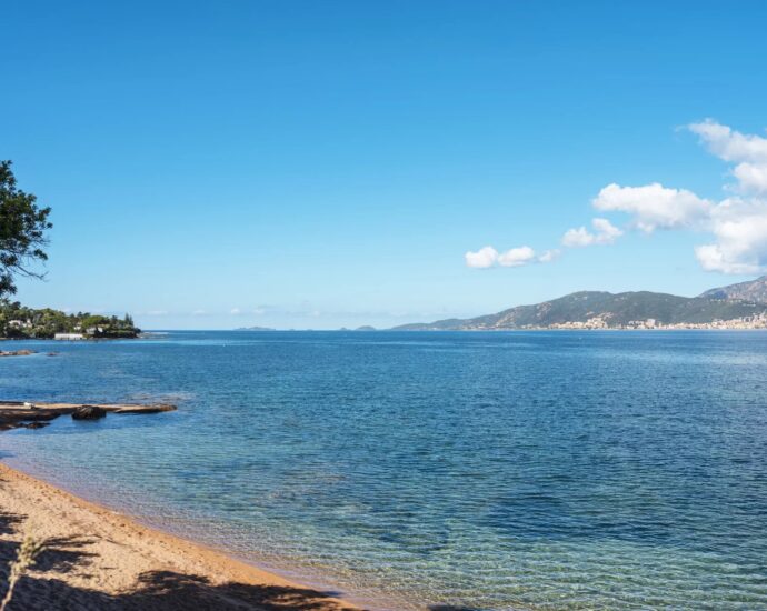 Porticcio, Rive Sud d&rsquo;Ajaccio, Villa pied dans l&rsquo;eau, 5 Chambres, vue mer panoramique, accès plage à pied