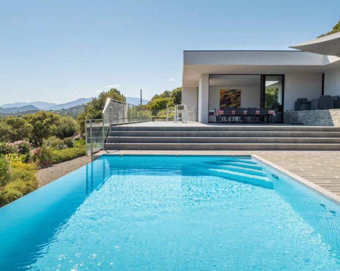 Pinarello, Villa vue mer panoramique, 4 chambres, piscine à débordement, plage à pied