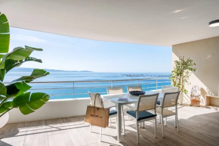 Exclusivité, Ajaccio, Route des Sanguinaires, Appartement vue mer panoramique, 2 chambres, terrasse, plage à pied