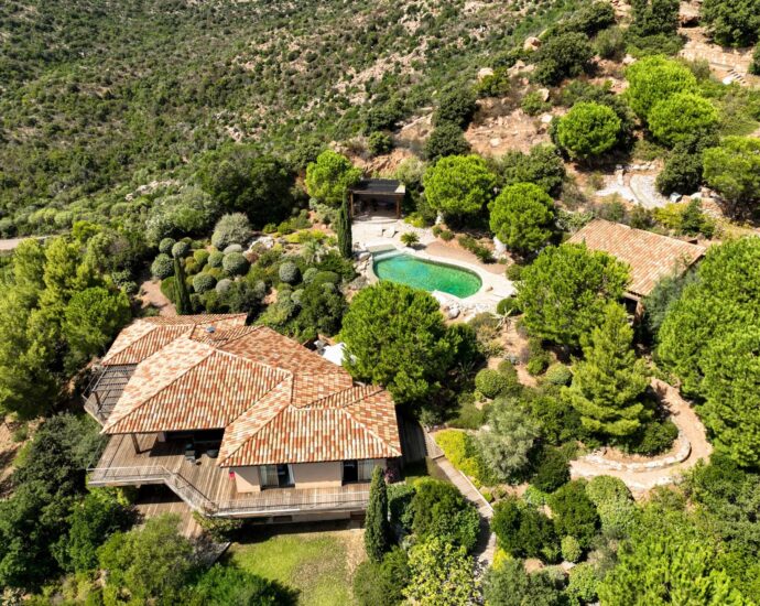Porto-Vecchio, Palombaggia, Panoramic sea-view villa, 6 bedrooms, within walking distance of the beach