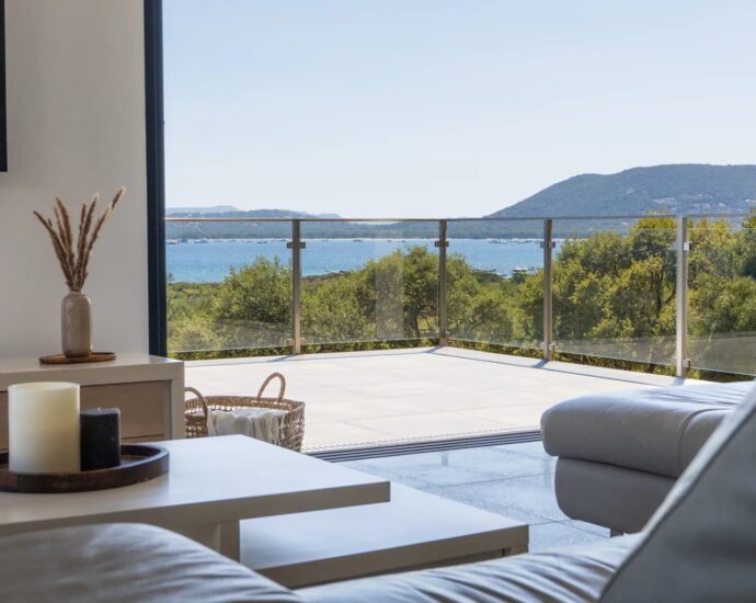 Pinarello, Villa vue mer panoramique, 4 chambres, piscine à débordement, plage à pied