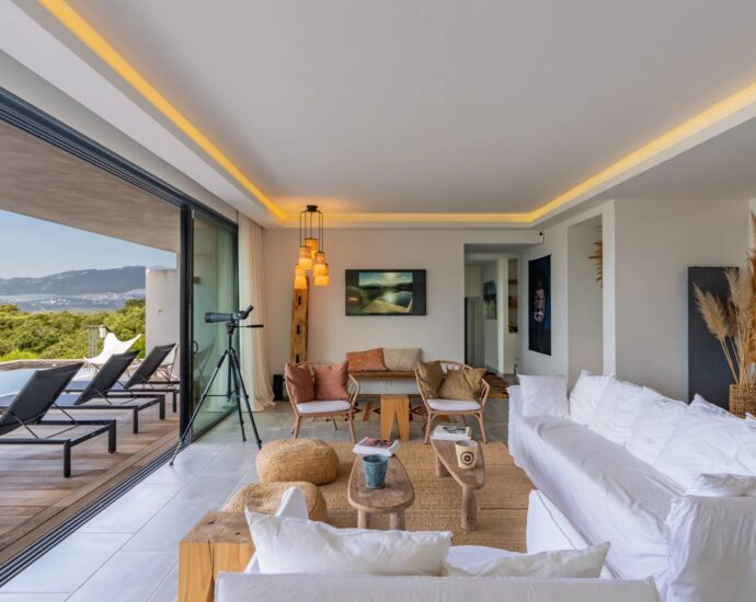 Private Cala Rossa Estate, Sea View Villa with 5 Bedrooms, Heated Pool & Walking Distance to the Beach