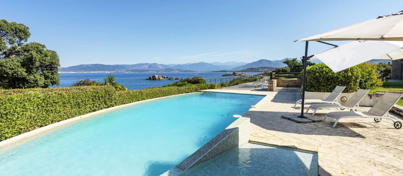 Porticcio, Presqu’île d’Isolella, Villa pieds dans l&rsquo;eau, 7 chambres, piscine, plage à pied, vue mer panoramique