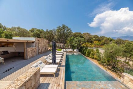 Exclusivité, Caramontino, Domaine privé d&rsquo;Arinella, Villa 6 chambres, piscine, jacuzzi, vue montagnes, plage à pied