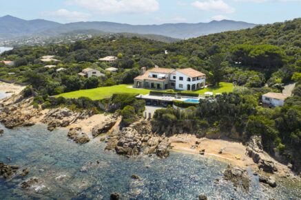 Porticcio, Presqu’île d’Isolella, Villa pieds dans l&rsquo;eau, 7 chambres, piscine, plage à pied, vue mer panoramique