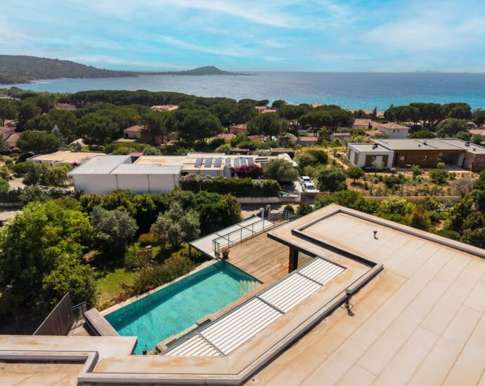 Rive Sud D&rsquo;Ajaccio, Agosta Plage, Villa contemporaine, 5 chambres, vue mer, piscine à débordement, jacuzzi, proche plage