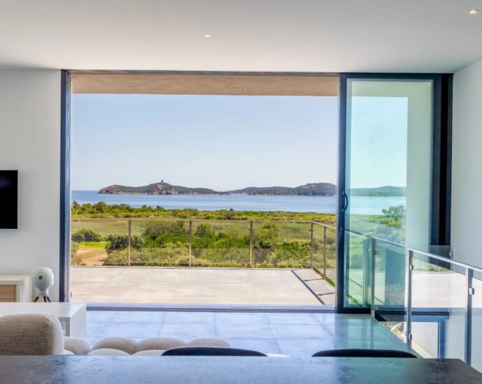 Pinarello, Villa vue mer panoramique, 4 chambres, piscine à débordement, plage à pied
