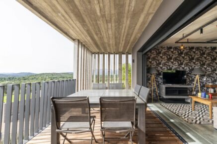 Lecci – 4 bedroom villa with pool and garage, nestled among the rocks