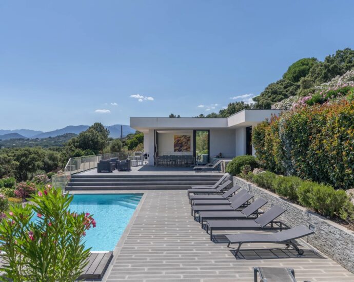 Pinarello, Villa vue mer panoramique, 4 chambres, piscine à débordement, plage à pied
