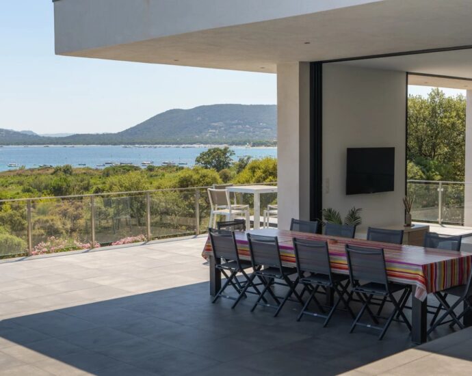 Pinarello, Villa vue mer panoramique, 4 chambres, piscine à débordement, plage à pied