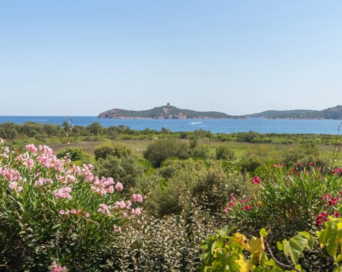 Pinarello, Villa vue mer panoramique, 4 chambres, piscine à débordement, plage à pied