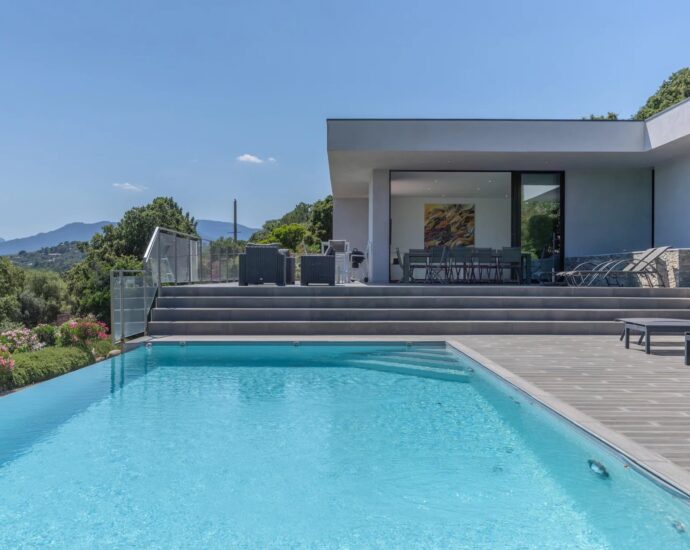 Pinarello, Villa vue mer panoramique, 4 chambres, piscine à débordement, plage à pied
