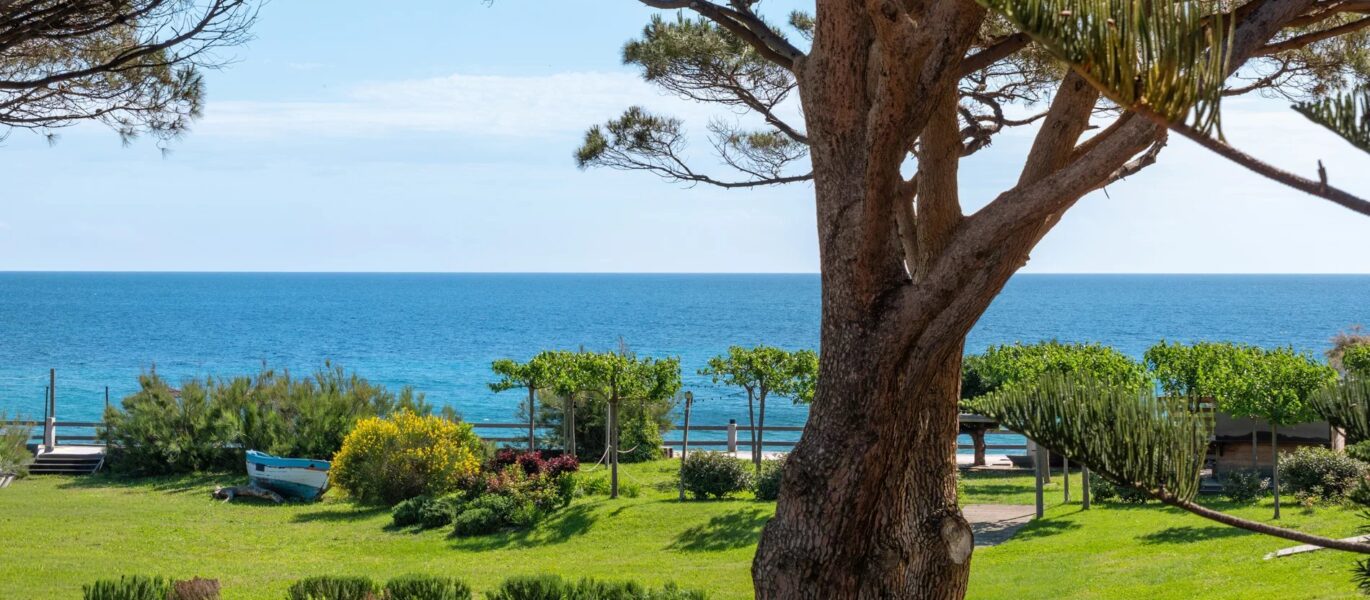 Cap Corse, Sisco, Domaine privé pieds dans l&rsquo;eau, 4 logements, espaces extérieurs, projet résidentiel ou touristique, vue et accès direct à la mer