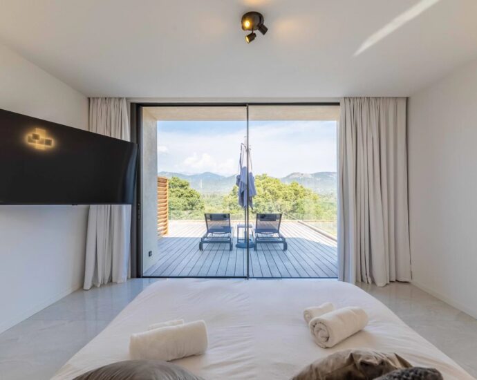 Exclusivité, Caramontino, Domaine privé d&rsquo;Arinella, Villa 6 chambres, piscine, jacuzzi, vue montagnes, plage à pied