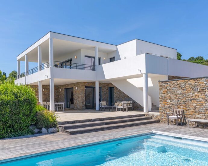 Sainte-Lucie-de-Porto-Vecchio, Villa vue mer,  plage à 400 mètres, 6 chambres, piscine