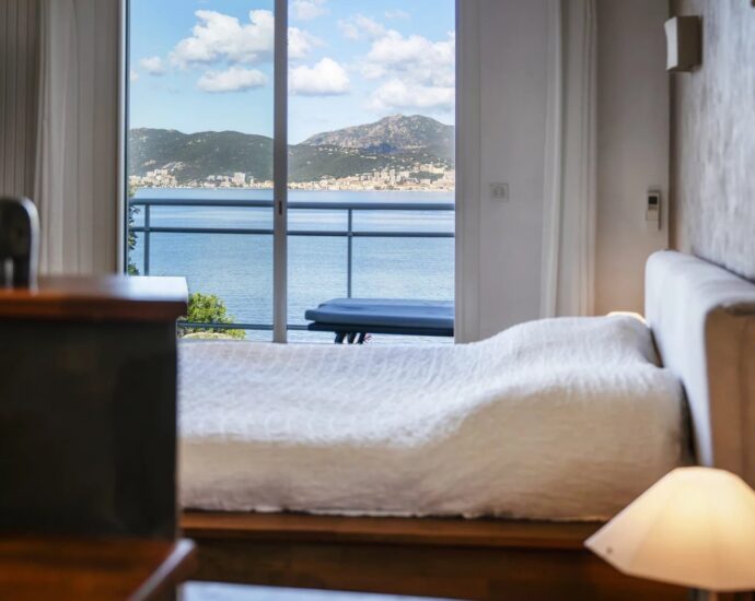 Porticcio, Rive Sud d&rsquo;Ajaccio, Villa pied dans l&rsquo;eau, 5 Chambres, vue mer panoramique, accès plage à pied