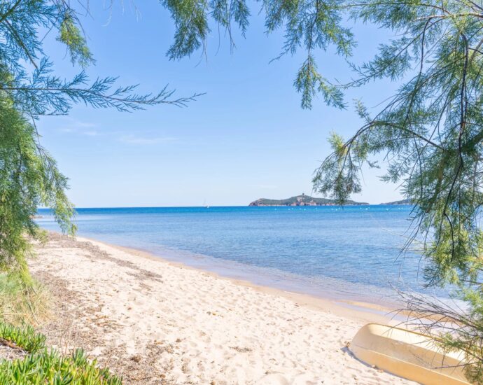 Sainte-Lucie-de-Porto-Vecchio, Villa vue mer,  plage à 400 mètres, 6 chambres, piscine