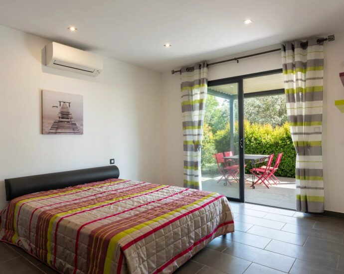 Rive Sud D&rsquo;Ajaccio, Agosta Plage, Villa contemporaine, 5 chambres, vue mer, piscine à débordement, jacuzzi, proche plage