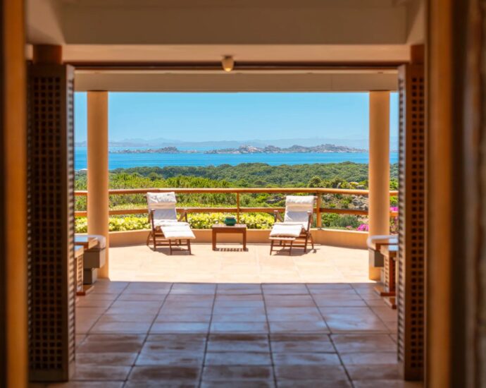 Bonifacio, Private Domaine of Sperone, Panoramic sea-view villa, 6 bedrooms, a swimming pool, and walking distance to the beach