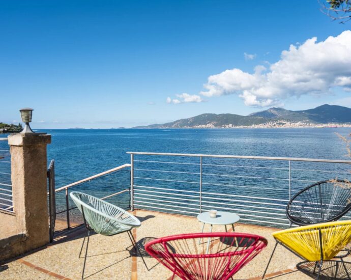 Porticcio, Rive Sud d&rsquo;Ajaccio, Villa pied dans l&rsquo;eau, 5 Chambres, vue mer panoramique, accès plage à pied