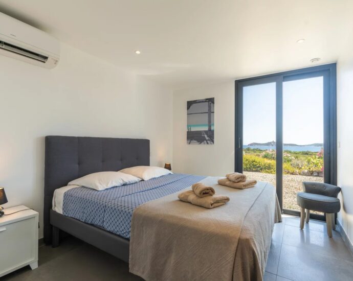 Pinarello, Villa vue mer panoramique, 4 chambres, piscine à débordement, plage à pied