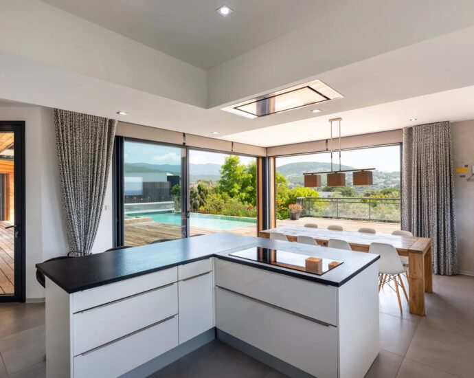 Rive Sud D&rsquo;Ajaccio, Agosta Plage, Villa contemporaine, 5 chambres, vue mer, piscine à débordement, jacuzzi, proche plage