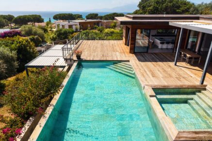 Rive Sud D&rsquo;Ajaccio, Agosta Plage, Villa contemporaine, 5 chambres, vue mer, piscine à débordement, jacuzzi, proche plage