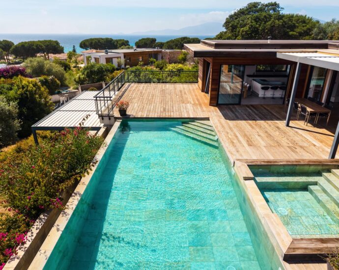 Rive Sud D&rsquo;Ajaccio, Agosta Plage, Villa contemporaine, 5 chambres, vue mer, piscine à débordement, jacuzzi, proche plage