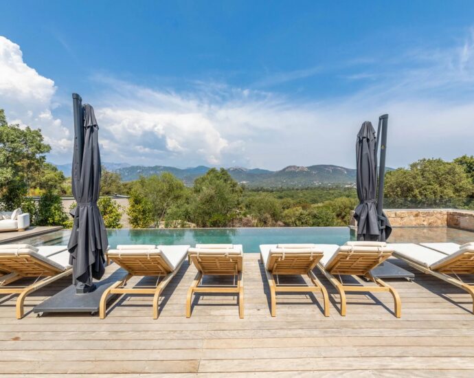 Exclusivité, Caramontino, Domaine privé d&rsquo;Arinella, Villa 6 chambres, piscine, jacuzzi, vue montagnes, plage à pied