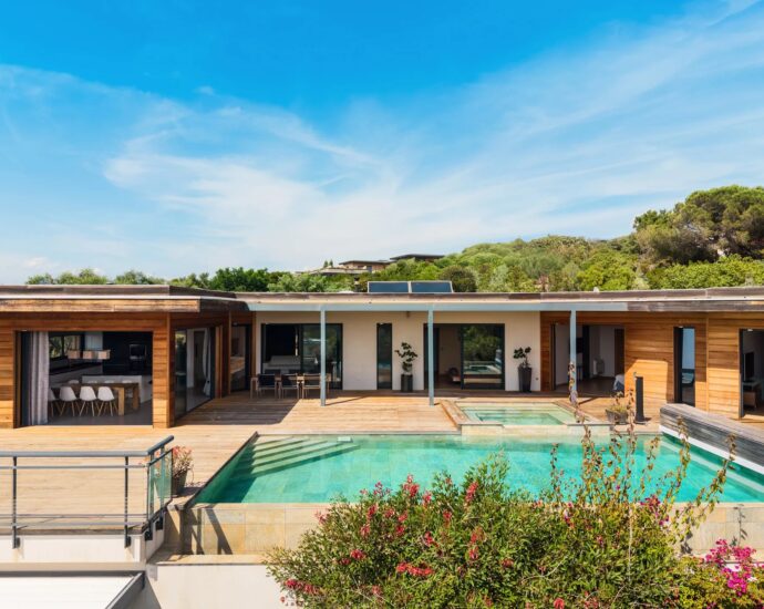 Rive Sud D&rsquo;Ajaccio, Agosta Plage, Villa contemporaine, 5 chambres, vue mer, piscine à débordement, jacuzzi, proche plage