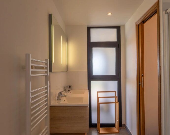 Pinarello, Villa vue mer panoramique, 4 chambres, piscine à débordement, plage à pied