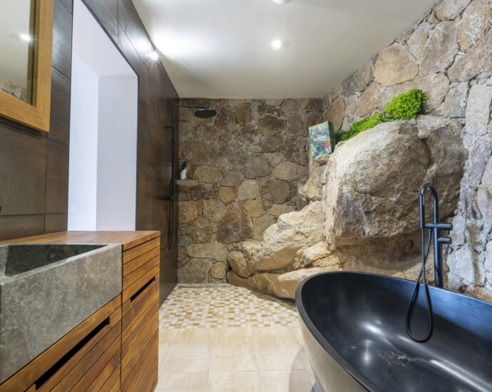 Lecci – 4 bedroom villa with pool and garage, nestled among the rocks