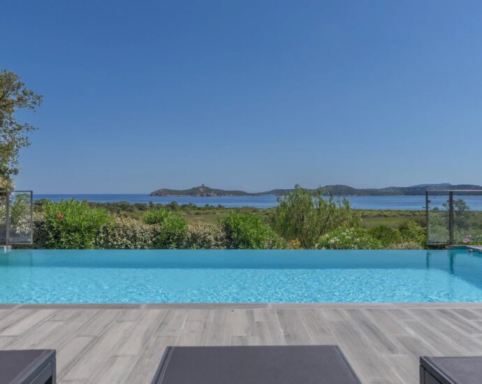 Pinarello, Panoramic sea-view villa, 4 bedrooms, infinity pool, walking distance to the beach.