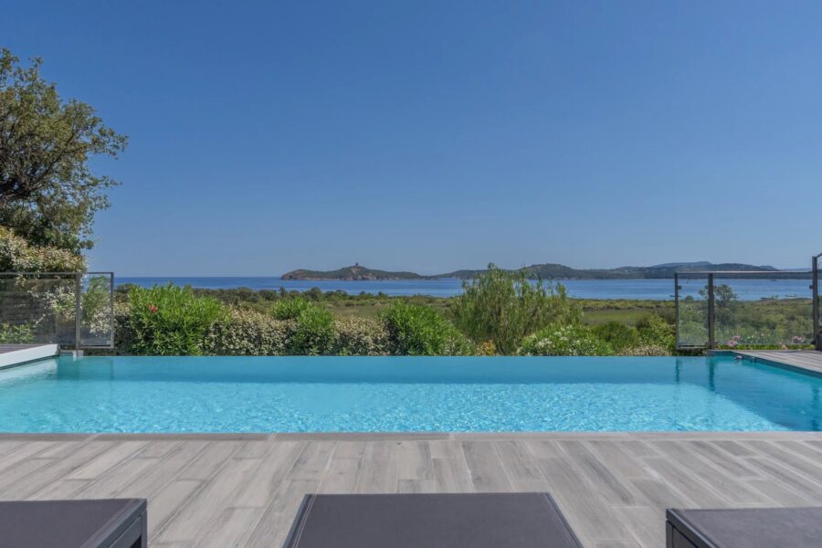 Pinarello, Villa vue mer panoramique, 4 chambres, piscine à débordement, plage à pied