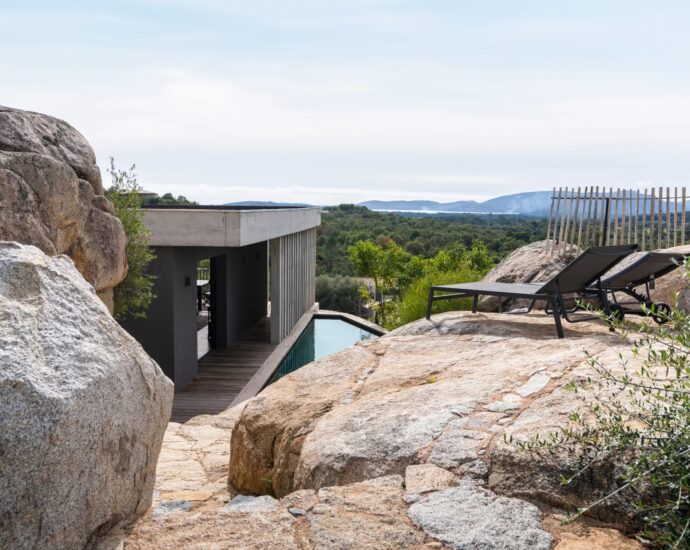 Lecci – 4 bedroom villa with pool and garage, nestled among the rocks