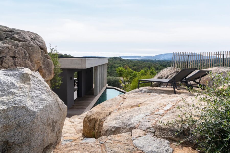 Lecci – 4 bedroom villa with pool and garage, nestled among the rocks