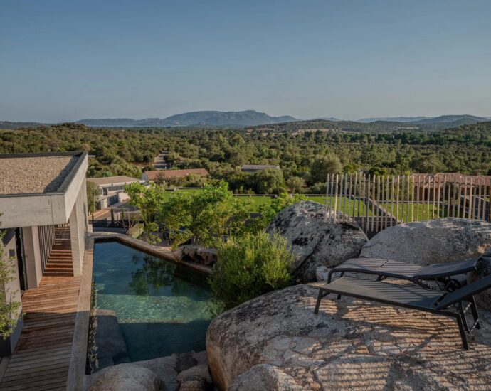 Lecci – 4 bedroom villa with pool and garage, nestled among the rocks