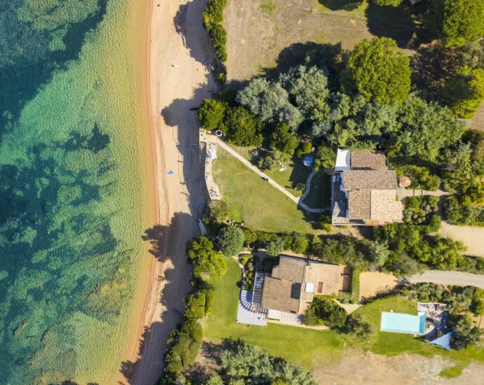 Porticcio, Rive Sud d&rsquo;Ajaccio, Villa pied dans l&rsquo;eau, 5 Chambres, vue mer panoramique, accès plage à pied