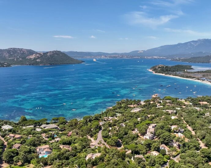 Domaine de Cala Rossa, villa 6 chambres et 1 dortoir, piscine, vue mer, plage à pied, Villa Lazuli