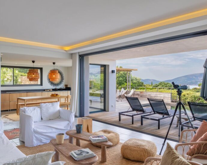 Private Cala Rossa Estate, Sea View Villa with 5 Bedrooms, Heated Pool & Walking Distance to the Beach