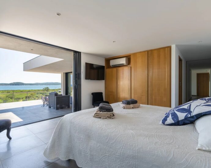 Pinarello, Villa vue mer panoramique, 4 chambres, piscine à débordement, plage à pied