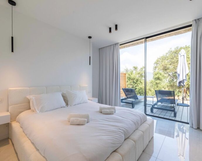 Exclusivité, Caramontino, Domaine privé d&rsquo;Arinella, Villa 6 chambres, piscine, jacuzzi, vue montagnes, plage à pied