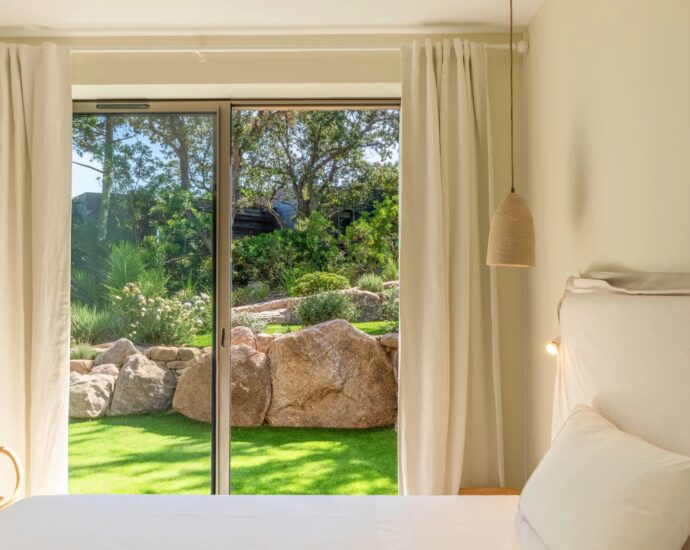 Exclusivité, Domaine de Cala Rossa, La Testa, Propriété exceptionnelle pied dans l&rsquo;eau, 2 villas, 7 chambres, piscine, plage à pied, vue mer panoramique