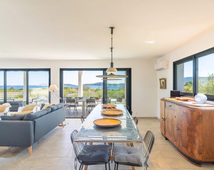 Sainte-Lucie-de-Porto-Vecchio, Villa vue mer,  plage à 400 mètres, 6 chambres, piscine